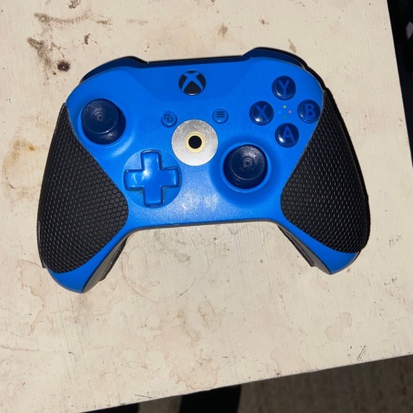 Wireless Blue x box remote with handgrips - Picture 4 of 9